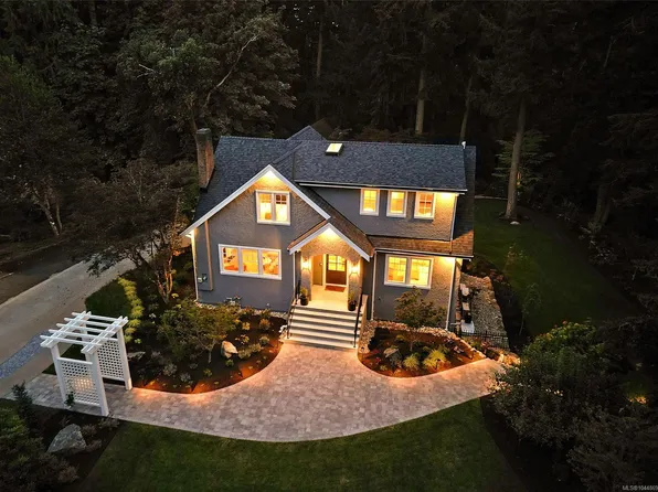 2535 Queenswood Dr, Saanich, BC V8N 1X4