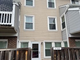 4308 Pembrook Village Dr, Alexandria, VA