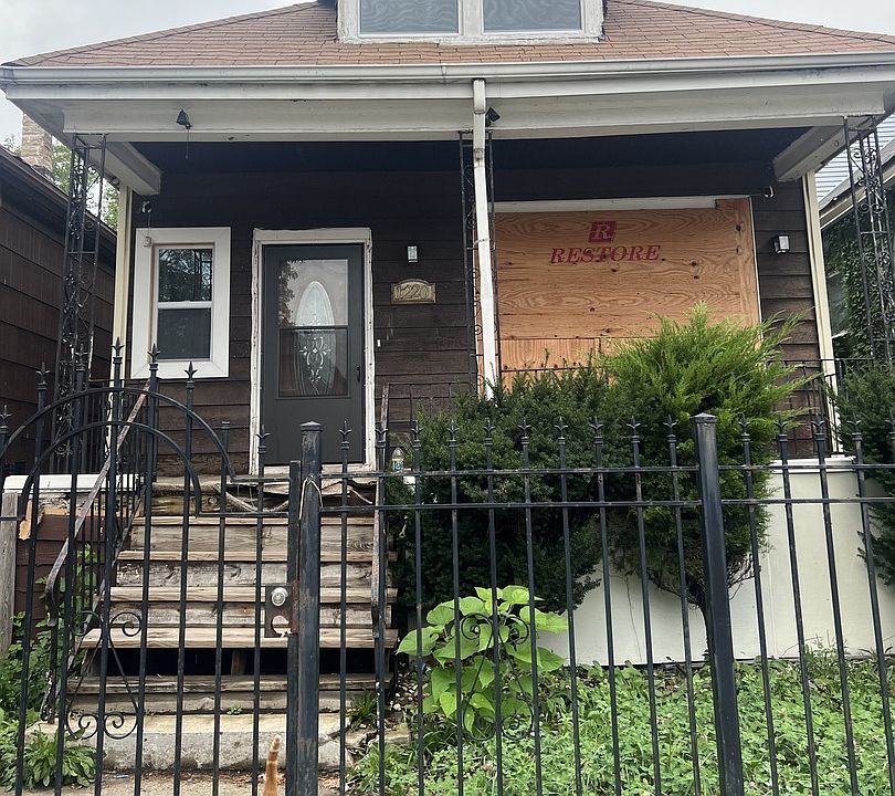 1st image of 1220 W 74th St