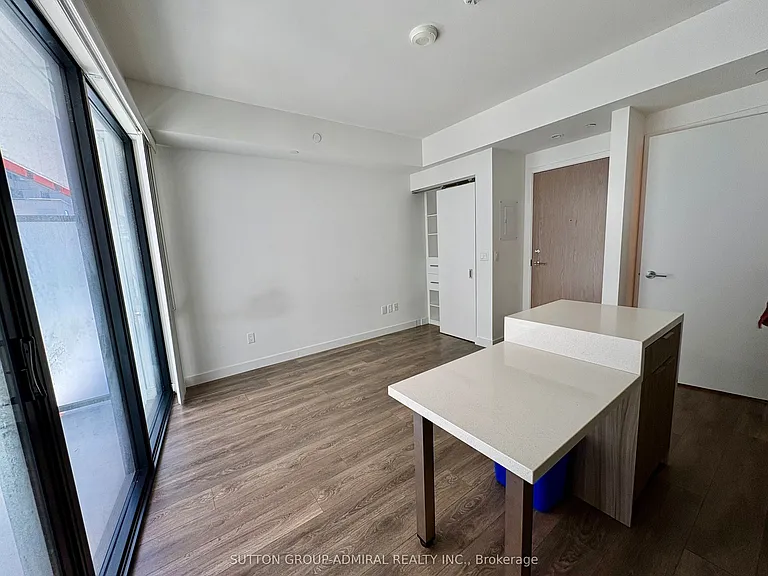 215 Queen St W #912 — Photo 5