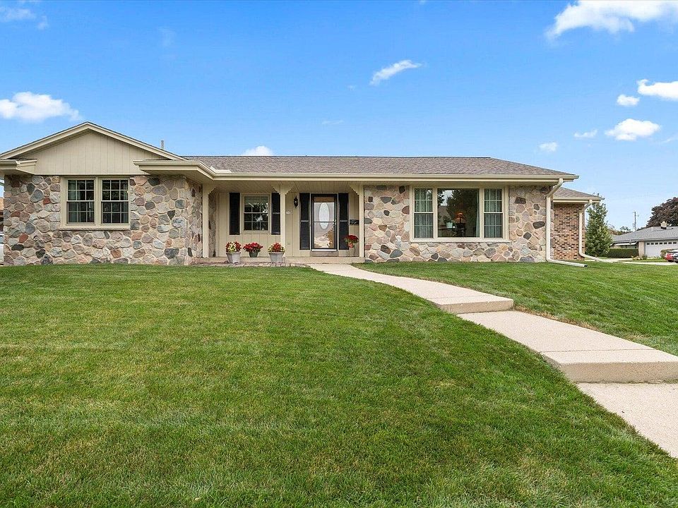 Ranch with three bedrooms and 1 and 1/2 bathrooms, family room, dining area, and living room.