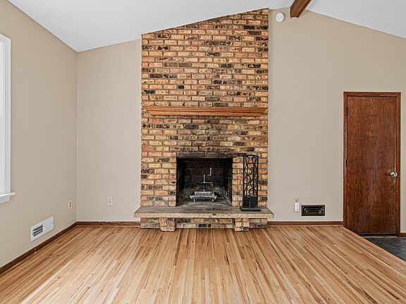 4th image of 3225 Lanewood Ln N
