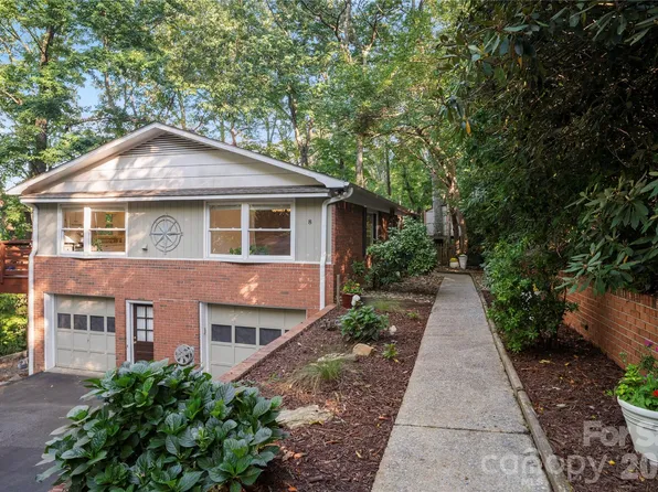 8 Galax Ln, Hendersonville, NC 28791