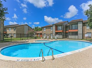 100 Lakeview Dr #2112, Clute, TX 77531
