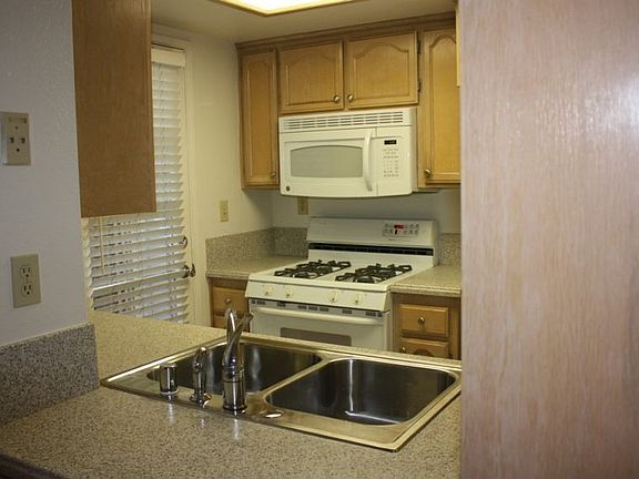 4th image of 828 Missouri St APT B