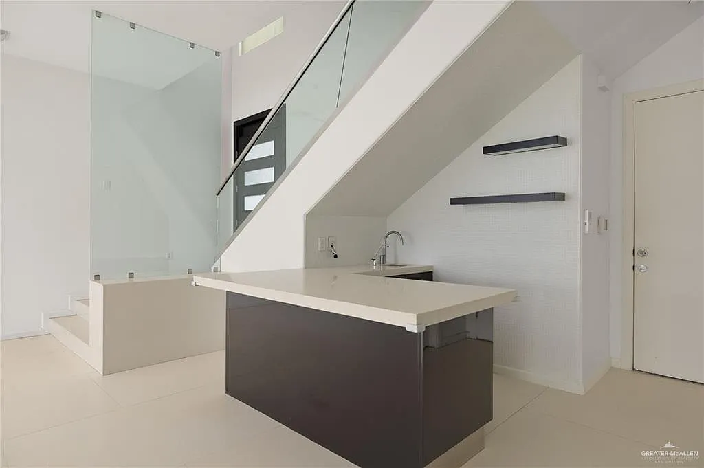 3 bed, 2.0 bath, 2940 sqft, $2,500 — Photo 4