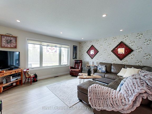 4th image of 855 17th St