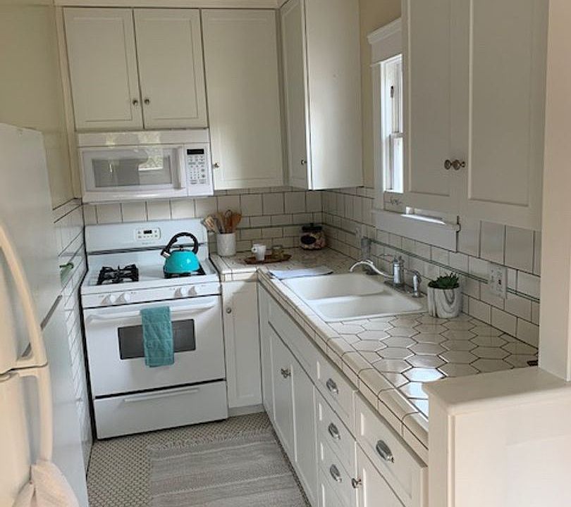 1st image of 404 Douglas St