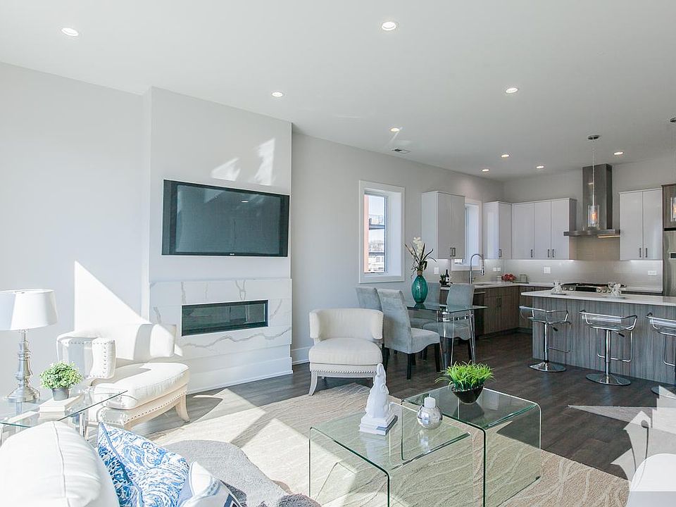 1st image of 2860 W Belmont Ave #1W