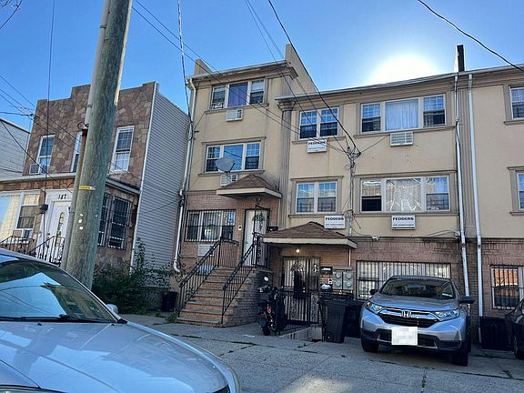 2nd image of 195 E 40th St