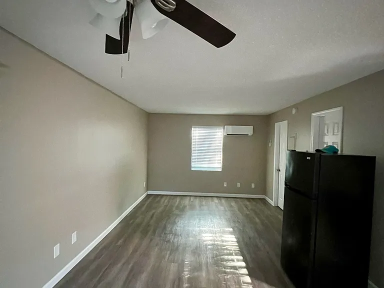 nice roomy studio (black fridge has been removed)
