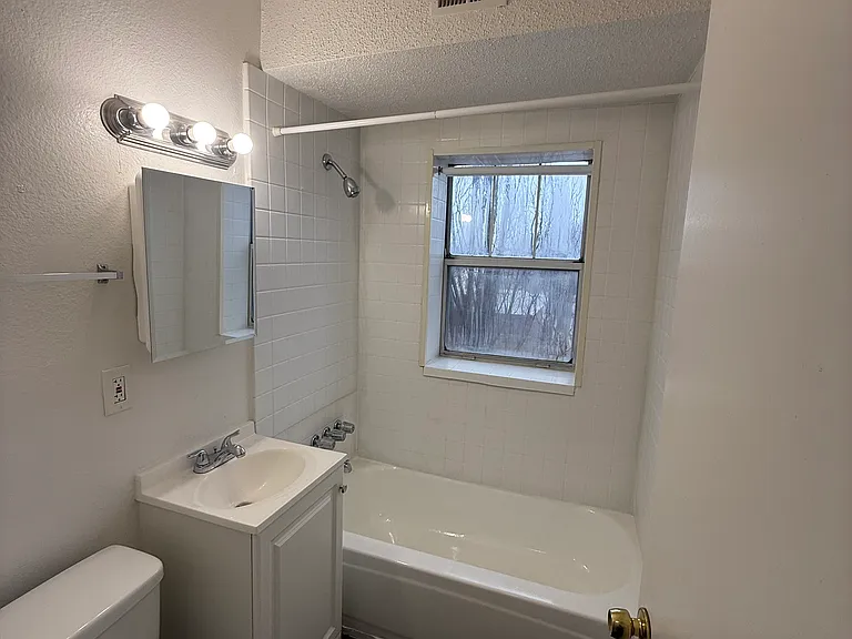 Stonewall Court Apts — Photo 8