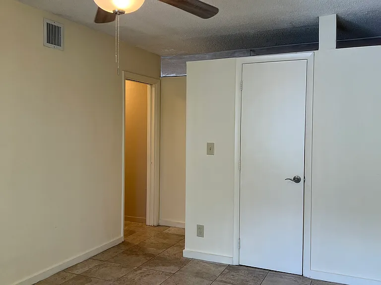 2501 NE 11th St #6 — Photo 37