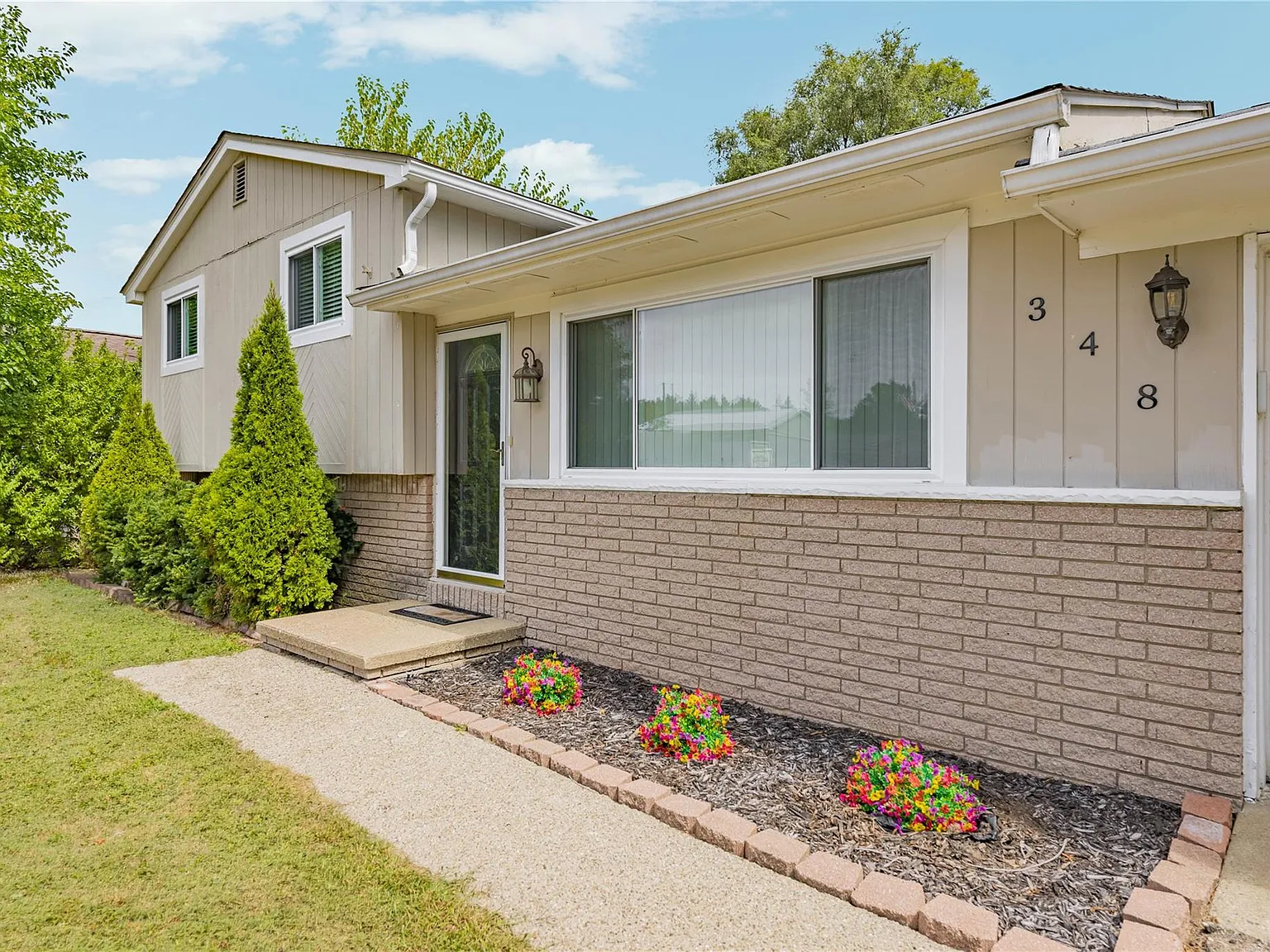 3 bed, 1.5 bath, 1397 sqft, $2,400 — Photo 2