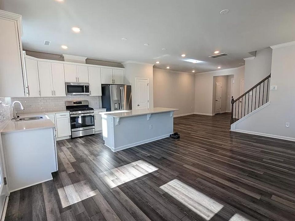 1st image of 512 Hazy Hills Ln