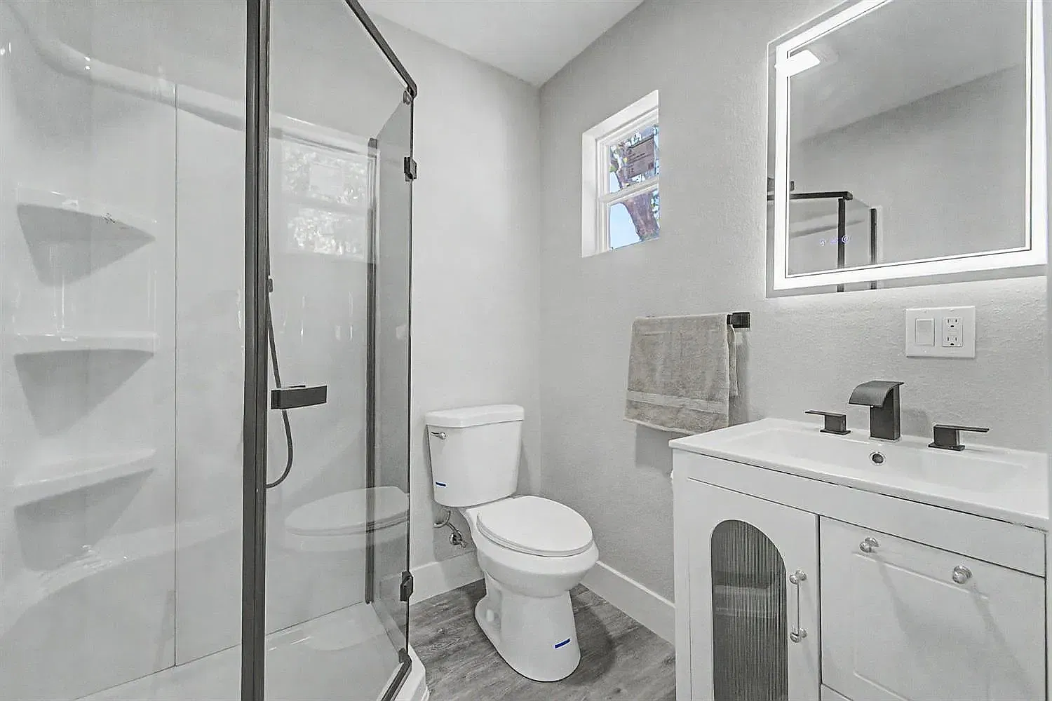 3 bed, 1154 sqft, $2,399 — Photo 4