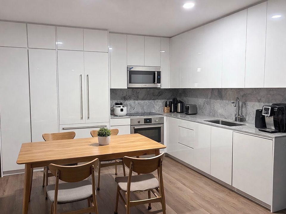 1st image of 987 Queen St #1015