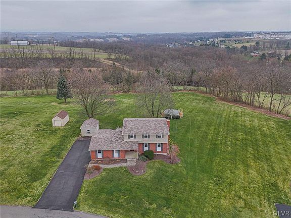 4th image of 3826 Estate Dr N