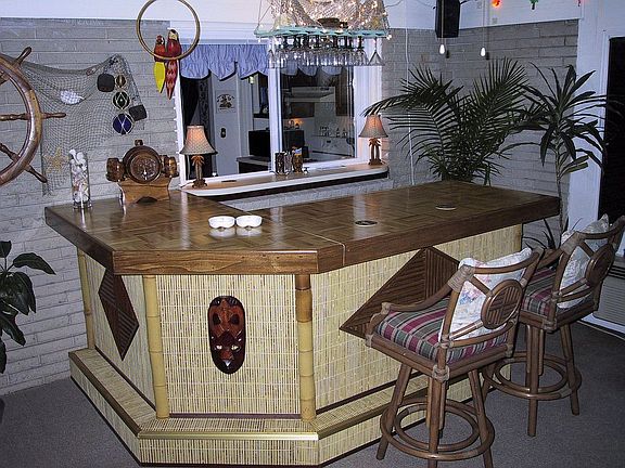 Tiki Bar in Sun Rm