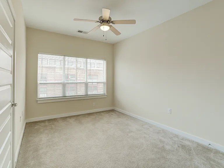 909 Perry St — Photo 35