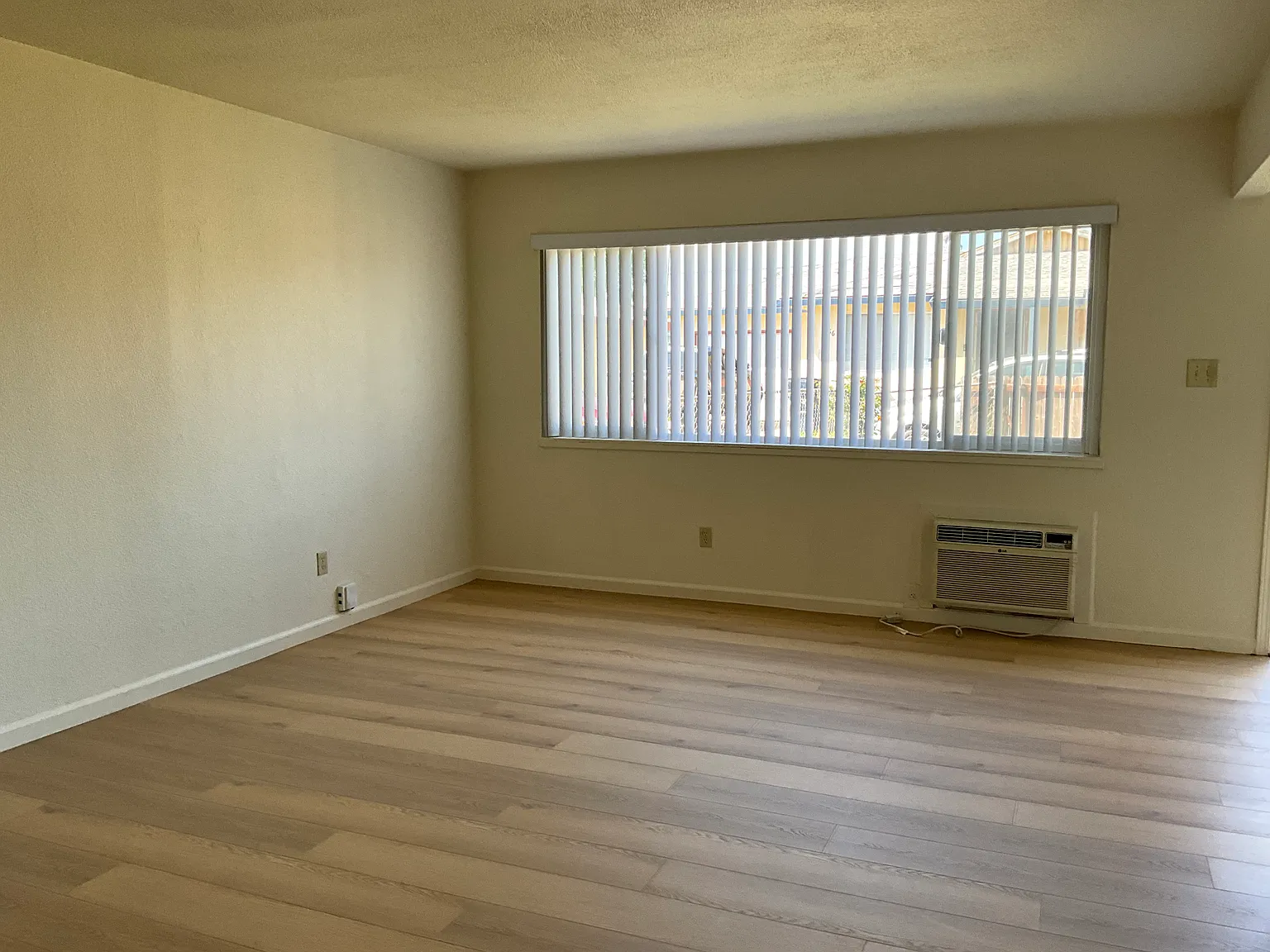 2 bed, 900 sqft, $1,600 — Photo 2