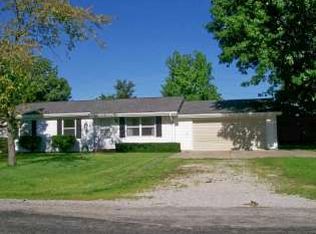 104 Meadows Dr, Altamont, IL 62411