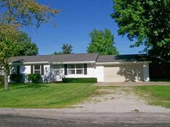 104 Meadows Dr, Altamont, IL 62411