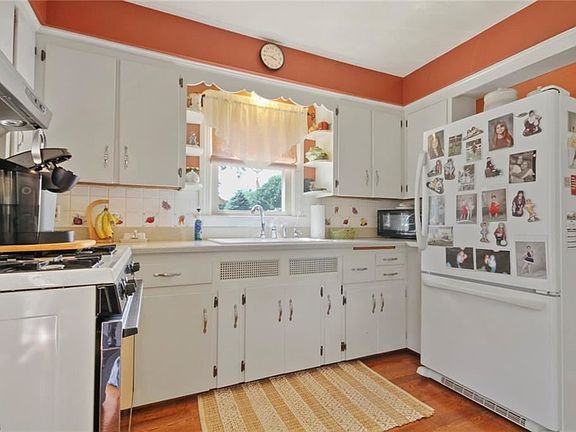 3rd image of 6828 Glenwood Ave