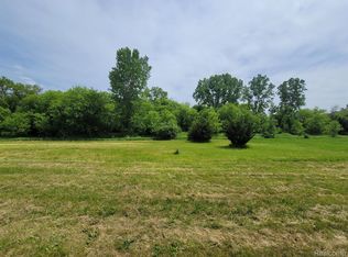 305 Creek Pointe Cir, Durand, MI 48429