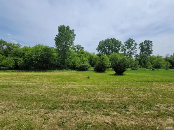 305 Creek Pointe Cir, Durand, MI 48429