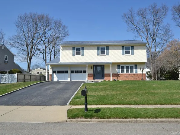 10 Maureen Drive, Hauppauge, NY 11788