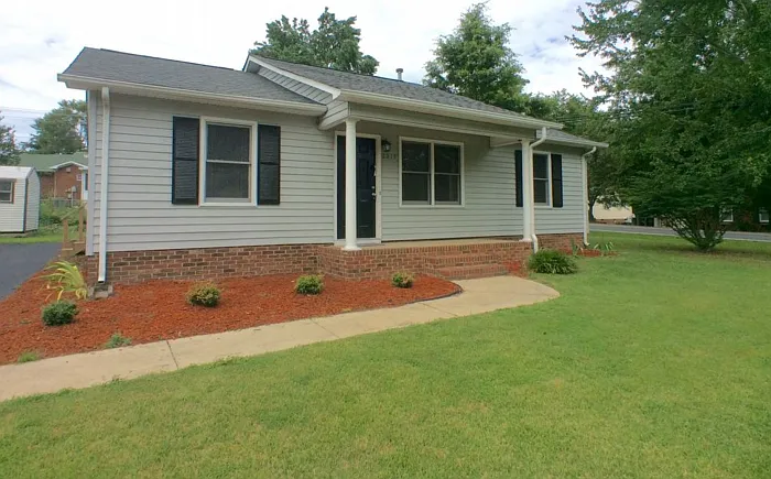 2215 Medlin Ct — Photo 1