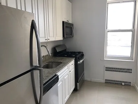 Rented by Zikos Realty Services | media 4