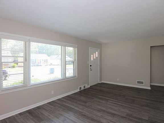 3rd image of 5838 Primrose Ave