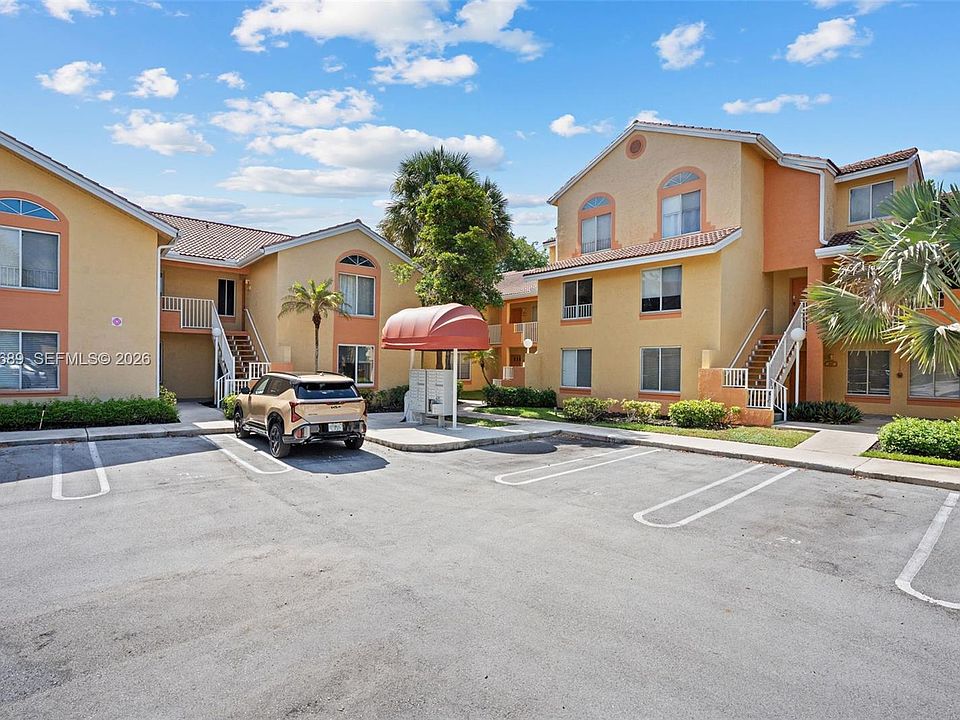 1st image of 927 Coral Club Dr #927