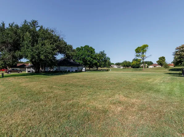 110 Meadowlakes Dr, Meadowlakes, TX 78654