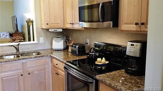 4th image of 1095 Laurel Ln