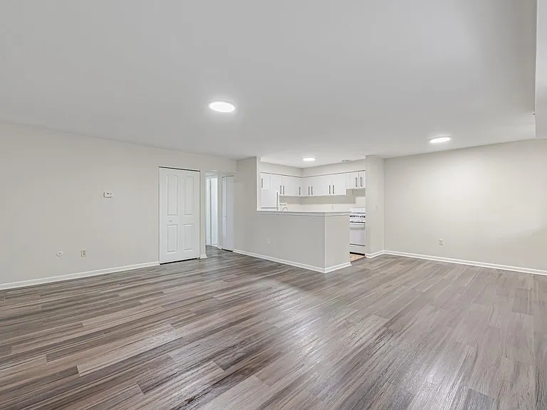 Brooklane Manor Apartments — Photo 32
