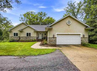 4020 Riverview Ln NE, Iowa City, IA 52240