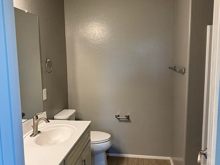 Upstairs Full Bathroom