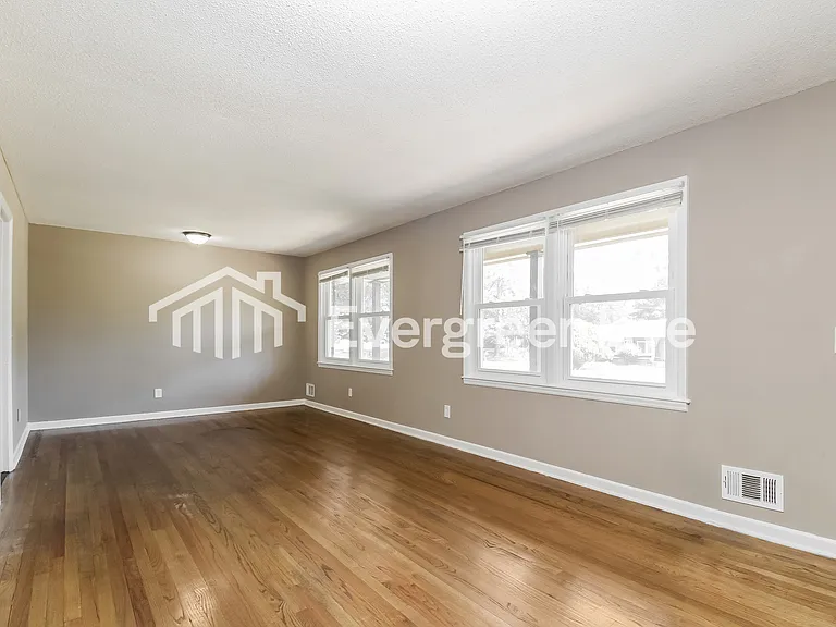 2021 Larchmont Dr — Photo 3