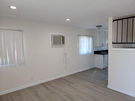 2nd image of 519 W Hillcrest Blvd #1/4