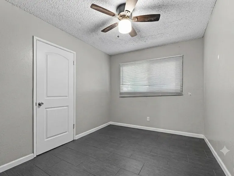 708 White Ln — Photo 7