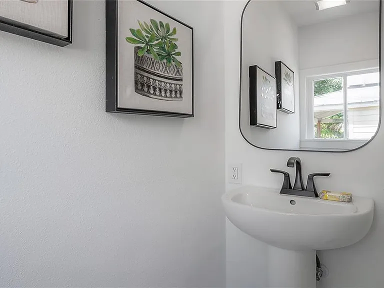 408 E Amelia Ave — Photo 28