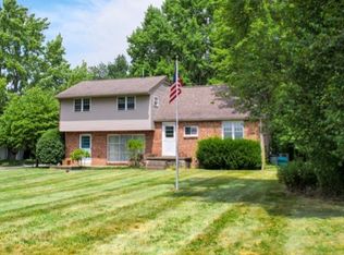 1043 Van Velsor Dr, Bakerstown, PA 15007