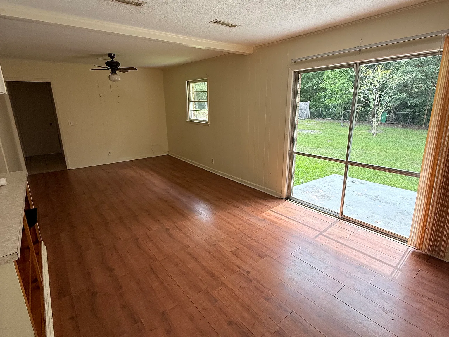 3 bed, 1200 sqft, $1,100 — Photo 2