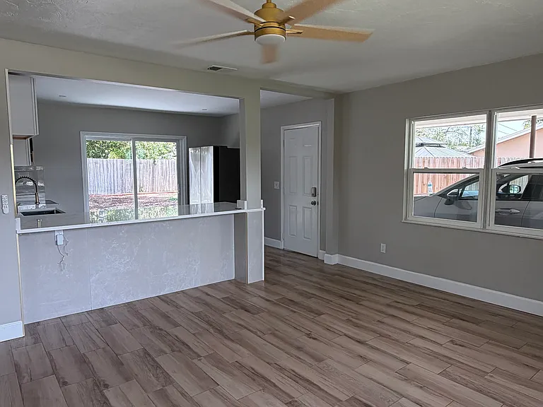 1733 Gladys St — Photo 5