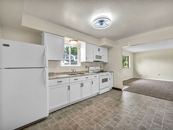 5th image of 17 Filmore Ave