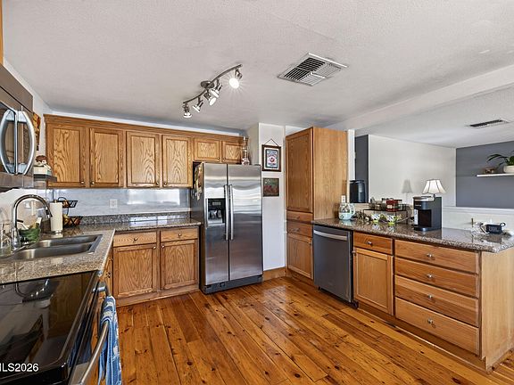 3rd image of 225 Palace Dr