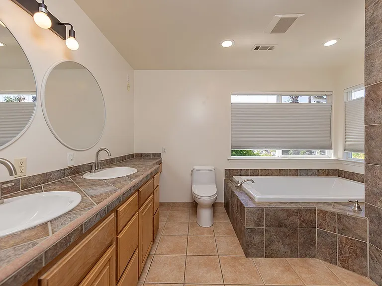 304 El Conejo Dr — Photo 10